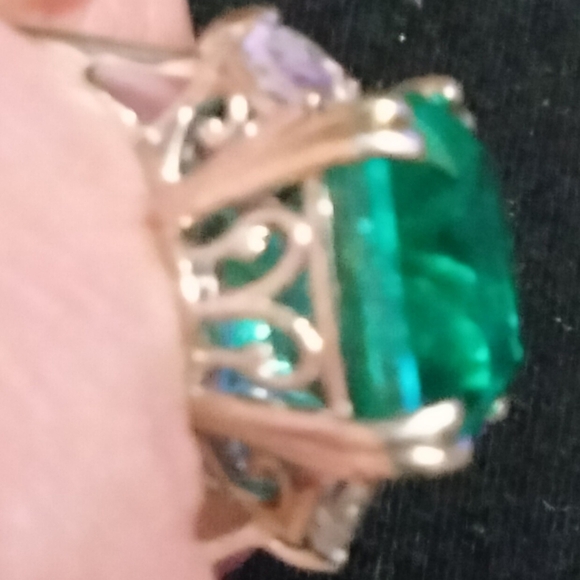 Beautiful Cushion Cut Emeraldine Triplet Quartz with White Topaz Half Moons - Picture 3 of 3